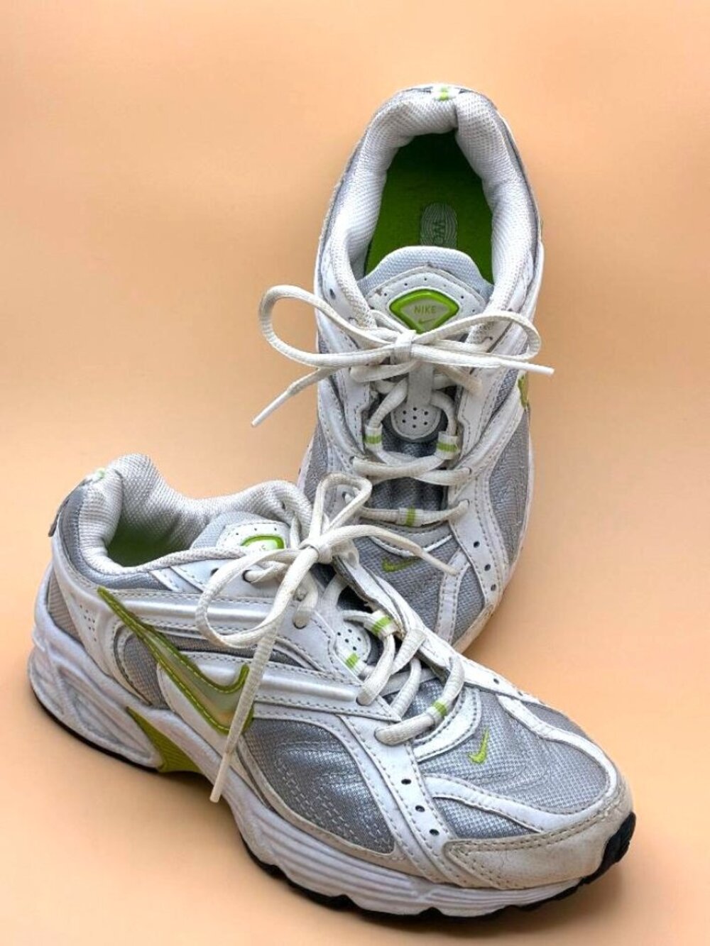 Nike Women's INITIATOR Athletic Running Sneakers White/Silver/Green Sz6